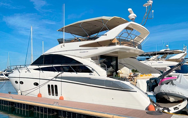 Аренда моторной яхты Princess 54 на Пхукете, Таиланд